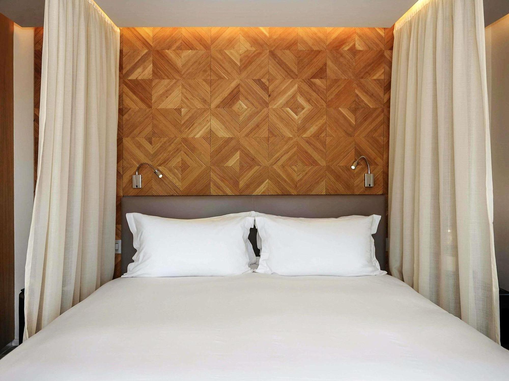 Contemporary Deluxe Room with Balcony and Pool View,1729994785:JPEG