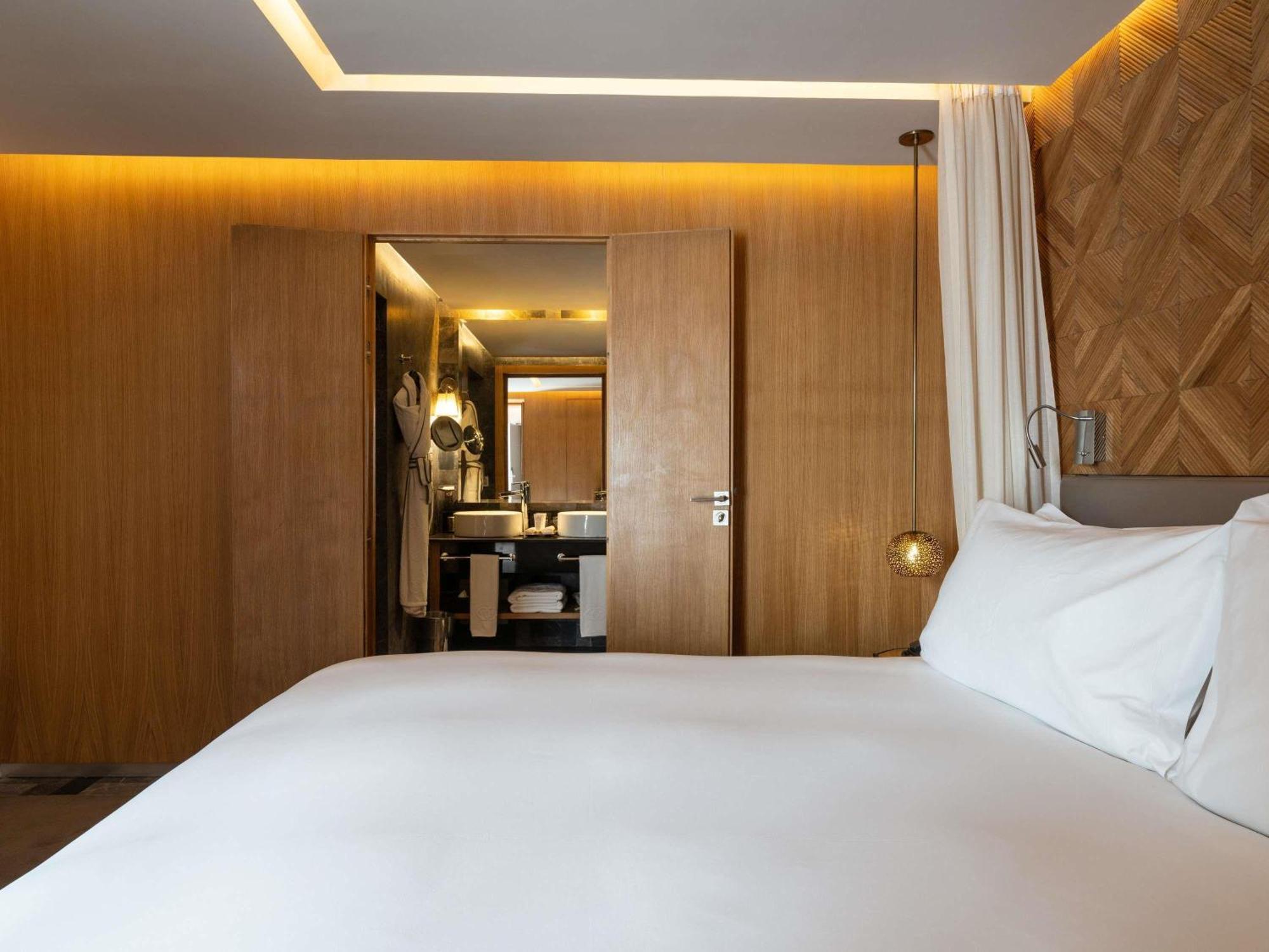 Contemporary Junior King Suite Balcony